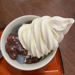 甘味おかめ - ソフトクリームが大きすぎて横に傾いています