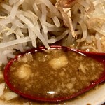Menya Honjitsu Mo Seiten Desu - スープは醤油ベース＋豚骨.鶏ガラ出汁かな
                        前回の味噌ラーメンと比べるとアッサリしてるように思うパンチは控えめでマイルド