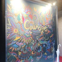 クラージュ - お店の入口には画家の荻野綱久さんのアートが飾られています。
                    荻野綱久さんは片岡鶴太郎さんの次男。