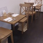 ザッキ - 店内テーブル席