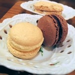 オーガニック洋菓子&ギフト こだわりぷりん エクリュ - 石臼マカロン２種。粉糖は店内で石臼挽きだそうです。