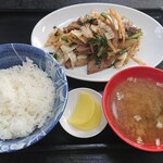 梅林食堂 - レバニライタメ+ライス(味噌汁、香の物付)