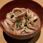 青森の旬菜旬魚とおばんざい 九十九 - イカとキノコのゴロ焼き　858円