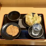 よもだそば - 八海山450円、ハムカツ190円、かき揚げ140円、天つゆ