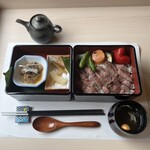 肉と庭 まつを - ステーキ重と牛すじ煮込み(白味噌仕立て)、京風肉吸い、地元のお漬物