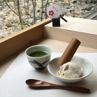 肉と庭 まつを - お茶菓子(生八つ橋入りバニラアイス)と冷たい抹茶