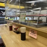 Hanamaru Soba - 店内　立ち食い蕎麦ながら週末は椅子あり。家族連れが意外と多い。