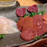 ふじみや - 左側はムネ肉の刺身、右側が肝刺身盛り合わせ
