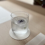 肉と庭 まつを - グラスにはエディブルフラワーが入った氷が
