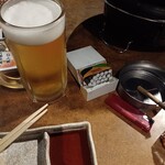 炭火焼肉 暁 - 店内喫煙可能です。喫煙者には嬉しい。まずはビールをグイッと飲んで一服出来るのは幸せの極み。肉が焼けるまで、の時間も一服出来て良かったです。