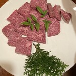 焼肉屋 幸三 - 厚切りカットしてもらった宮崎牛カルビ