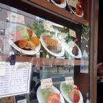 洋食の朝日 - 美味しそうにサンプルが並ぶディスプレイ