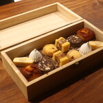 IZA - ミニャルディーズ