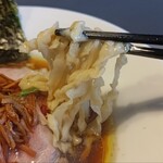 220223548 - ぴろぴろした麺。スープと適度に絡みますが、太い平麺なのでスープの味の強さを和らげます。