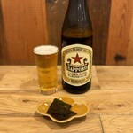 三代目佐久良屋 - 瓶ビール（中）¥600にはちょっとしたつまみ付き