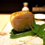 おみ乃 - 伊達鶏のもも肉と菊の花の棒寿司