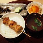 おみ乃 - つくねご飯 + 漬物 + 昆布の佃煮 + 鶏そぼろと卵黄醤油漬け + スープ