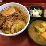 なか卯 - 牛すき丼・並（530円）＆味噌汁と京風漬物（150円）