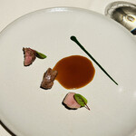 ブレストンコート ユカワタン - 乳飲み仔山羊のロティ ソースエキゾチック