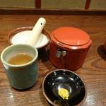 小嶋屋総本店 - 薬味（蕎麦茶、からし、ネギ、ごまスリでごまをすります）