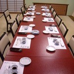 割烹よし田 - 13名分の席。畳にテーブルと言うアンマッチがまた良い。