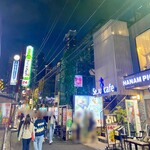 HANAMPIG - ディープな小路を歌舞伎町タワーを眺めながら新宿方面へ進むと右手側に。(写真だと右手前)