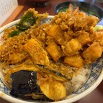 天丼ころも - 海老野菜天丼、右側のは、追加のイカ。すごく美味しかった(^｡^)追加メニューおすすめ。