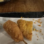 土竜が俺を呼んでいる - 豚の串焼き3本 キョロッケという魚のコロッケ共に450円　思わず食べてしまい、最後の一つづつ（笑）