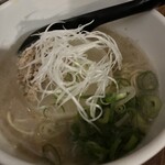 土竜が俺を呼んでいる - 絶品豚骨ラーメン　大根の含め煮が入っていて濃くあり、なのにさっぱり！