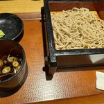 江戸切り 助六そば ぬる燗佐藤 - 食べ途中の枡かけそば