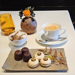 ナベノ-イズム - カフェラテと小菓子