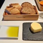 ナベノ-イズム - パン2種、オリーブ油と塩、無塩バター