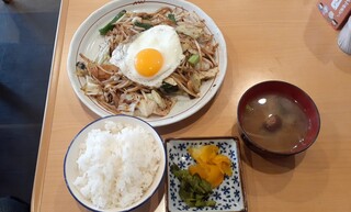 Sannou Yume Shokudou - 豚みそ野菜炒め定食(950円＋目玉焼き50円也) 濃厚な味噌炒めでご飯がすすみます♪