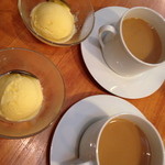 やを屋 - デザートのアイスクリームとカフェラテ