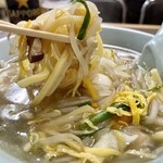 桃園 - 極太麺のリフトアップ。具材は鶏肉、肉団子、蒲鉾、アサリ、もやし、キャベツ、ニラ、人参、椎茸、うずらの卵、錦糸卵など多彩だが、本場のチャンポンに欠かせない赤い蒲鉾やさつま揚げは入ってない