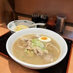 Hidakaya - 期間限定 肉そば690円・半炒飯280円