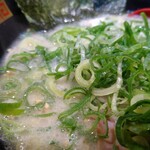 Hakata Fukuya - 博多ラーメン 730円 ネギ 200円