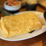 ミハラ キッチン - 出汁巻き玉子の横幅は手のひらサイズ。
            箸で縦4つに切り分けるとちょうどいい感じ。