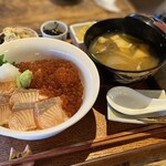 MIHARA KITCHEN - 炙りサーモンと自家製いくらの
                        醤油漬け丼定食(税込1,980円) 
                        
                        醤油漬けのイクラは皮が厚めで
                        噛むと口の中でプチッ！と勢いよく弾け、
                        ジュンワリと旨みが溢れてきます♪\(°∀° )/