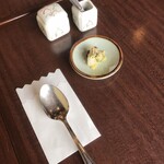 金鯱山 - テーブル席　漬物・梅干し