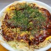 Hasshou - 肉玉そば(税込900円)
                ・茹で生中太麺(磯野製麺)
                ・ミツワソース(お好み村はミツワソース)
                ・焼き方:かなり押く押さえる
                ・焼き上がりの形:まずまず綺麗な焼き上がり
                ・お皿で食べる【鉄板はNG】