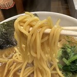 豚蔵 - 豚骨醤油らーめん 並、麺リフト