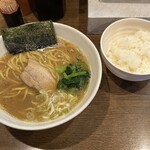 豚蔵 - 豚骨醤油らーめん 並、850円＋ごはん 並、1杯目無料