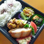 キッチン あきは - ある日の「日替わり弁当ミニ」580円はホッケでした！ホッケの隣がサツマイモの天ぷらデス。