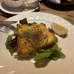 炭火伊酒屋 フォルトゥーナ - チェダーチーズが香る！若鶏もも肉のチーズ焼き