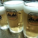 八剣伝 浜口店 - 奥が中ジョッキ。手前がメガジョッキ。