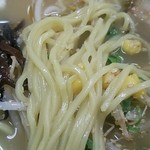 中華日の出 - 豚骨ラーメンの麺アップ