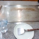 お好み焼き なでしこ - テーブル席は当然のように鉄板付き