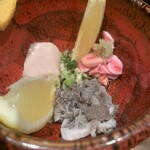鳥茂 - コブクロ、胃袋、センマイ刺身。レモンと摺り下ろしニンニクでサッパリと