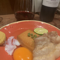 鳥茂 - 黒豚と豆腐のスキヤキ。割下の塩梅が絶妙で、黄身を溶かして至福のひととき